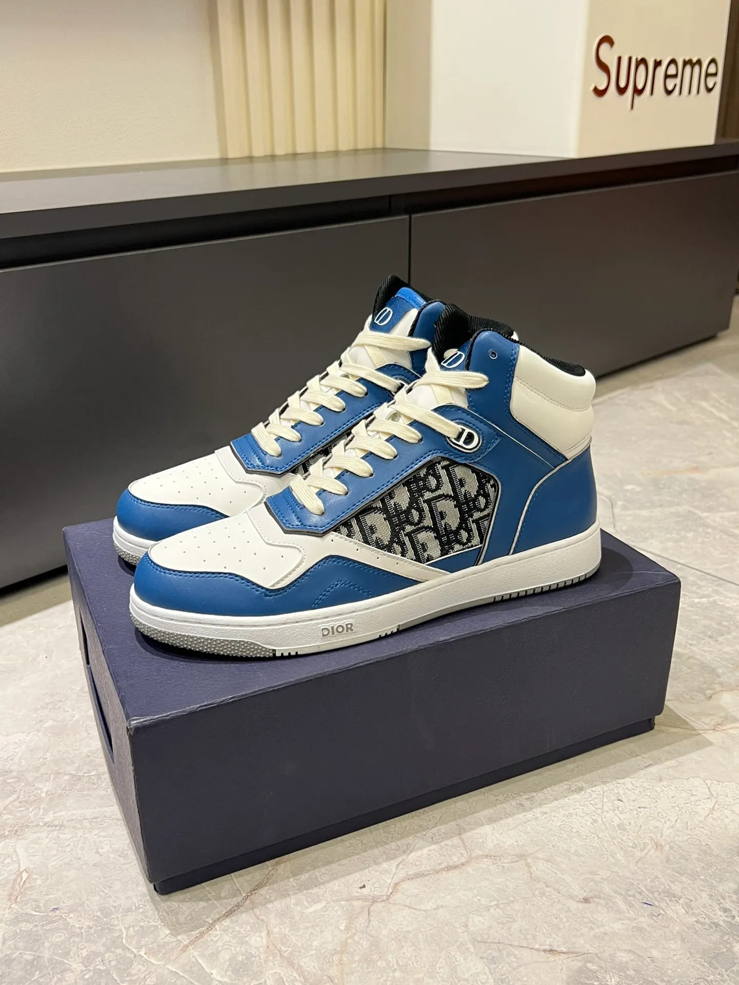 Men's shoes 💰p460 "Dio*" mid-top B27 casual sneakers. This B27 high-top sneaker is a new product in the series and continues Di*r's classic style. Crafted from gray and white smooth calf leather with beige and black Oblique print panels on the sides. The "CD Icon" shaped shoelace eyelets are clever and delicate, and the two-color rubber sole, rear collar and heel are all equipped with the brand's iconic details to enhance the style. Oblique printed straps at the ankle allow for an adjustable fit to complement the overall design. Fashionable and versatile, it can complement any look. Create an exquisite design with unique dynamic vitality and modern atmosphere, presented in low-top and high-top styles. This new must-have shoe adds a new dimension to Dior's archive heritage, embodying modern elegance. Purchase the original version and make it 1:1. If you need top quality, please come to me! Male 38-44!